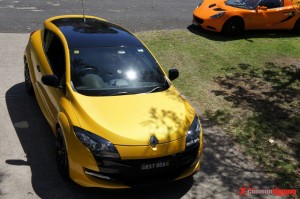 Megane 808 gloss black roof vinyl wrap