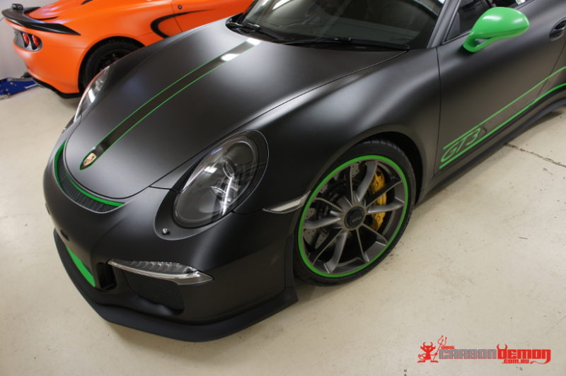 винил на порше 911 кар паркинг